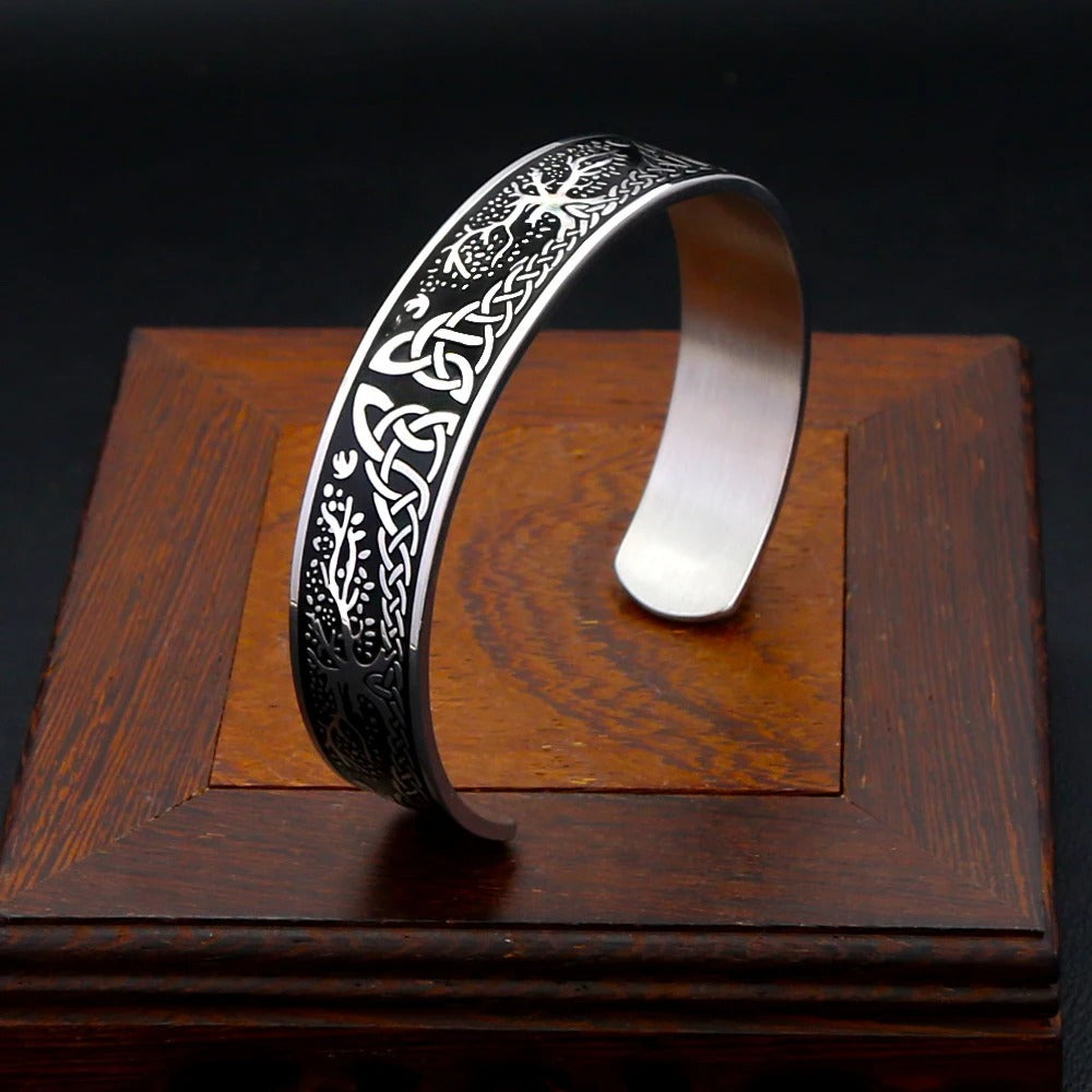 Men's Tree Knot Cuff in silver-tone Steel – original detail of the surface and opening