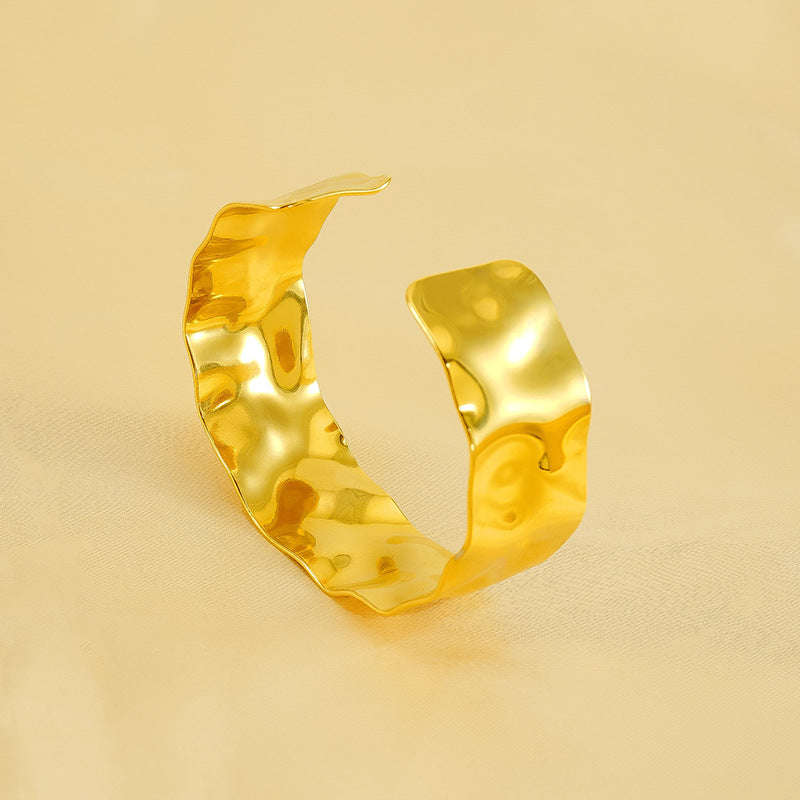 Men's Molten Hammered Cuff in gold-tone 18K Gold Plated Steel – original detail of hammered surface and opening