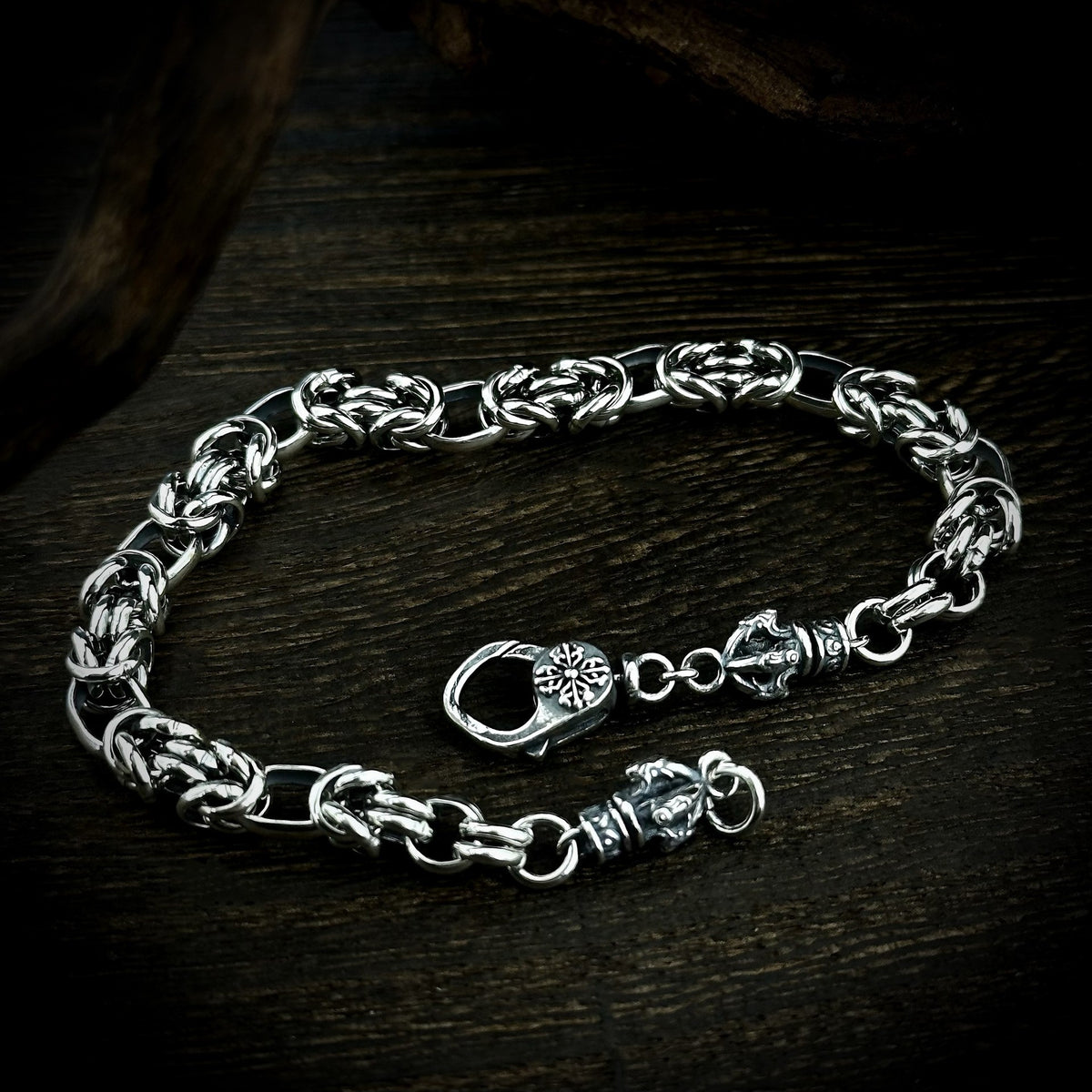 Men's Vajra Loop Bracelet in Sterling Silver – original detail of the clasp and wrapped links