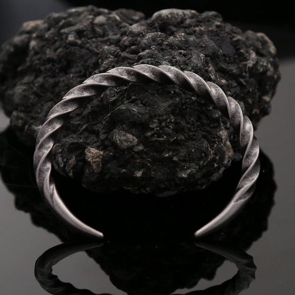 Men's Twisted Horn Cuff in silver-tone Steel – original detail of the surface and opening
