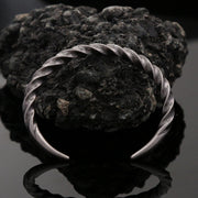 Men's Twisted Horn Cuff in silver-tone Steel – original detail of the surface and opening