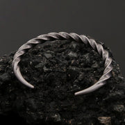 Men's Twisted Horn Cuff in silver-tone Steel – original detail of the surface and opening