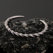 Men's Twisted Horn Cuff in silver-tone Steel – original detail of the surface and opening
