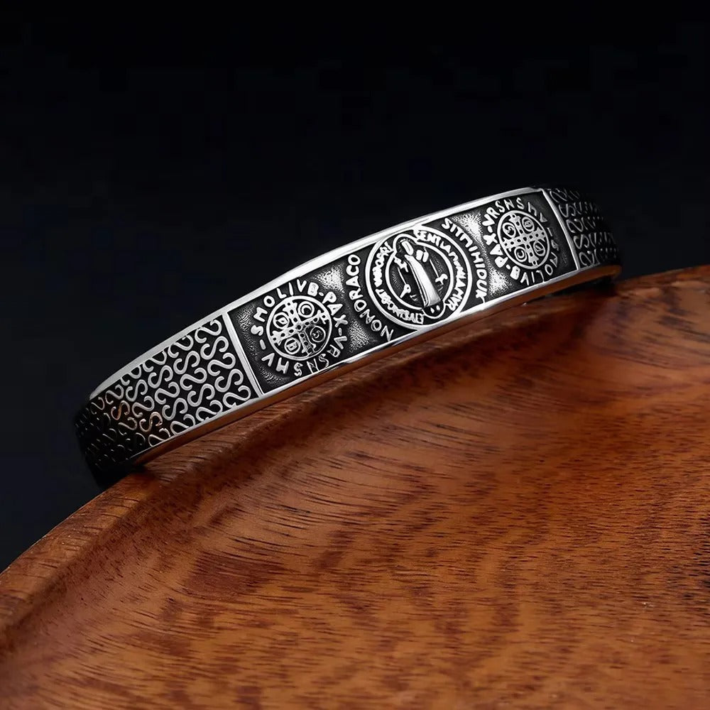 Men's Benedict Medallion Cuff in silver-tone Steel – original detail of the surface and opening