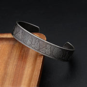 Men's Portrait Panel Cuff in silver-tone Steel – original detail of the surface and opening
