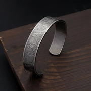 Men's Portrait Panel Cuff in silver-tone Steel – original detail of the surface and opening