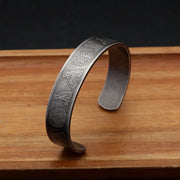 Men's Portrait Panel Cuff in silver-tone Steel – original detail of the surface and opening