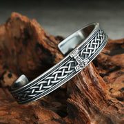 Men's Hammer Knot Cuff in silver-tone Steel – original detail of the surface and opening