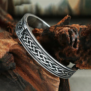 Men's Hammer Knot Cuff in silver-tone Steel – original detail of the surface and opening