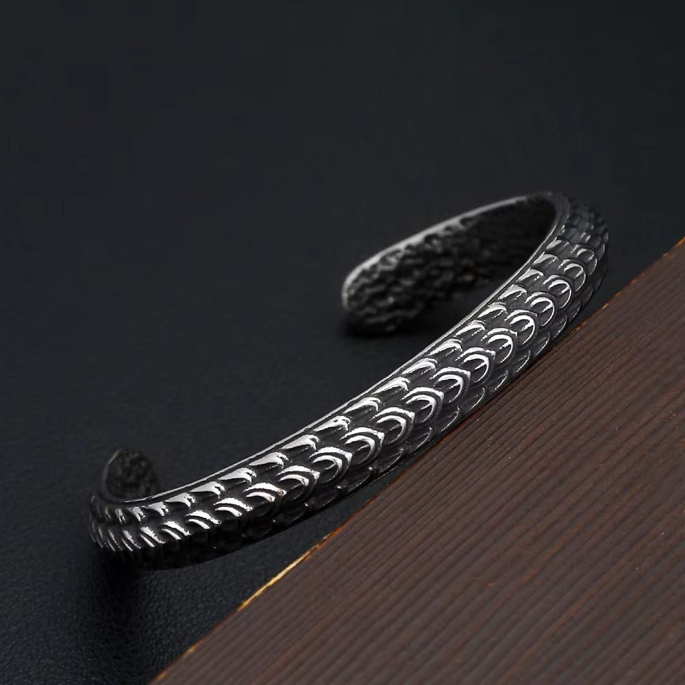 Men's Dragon Scale Cuff in silver-tone Steel – original detail of the surface and opening
