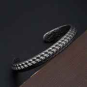 Men's Dragon Scale Cuff in silver-tone Steel – original detail of the surface and opening