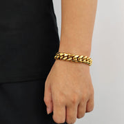 Men's Rounded Miami Bracelet in gold-plated stainless steel – contextual scene on wrist beside a black shirt