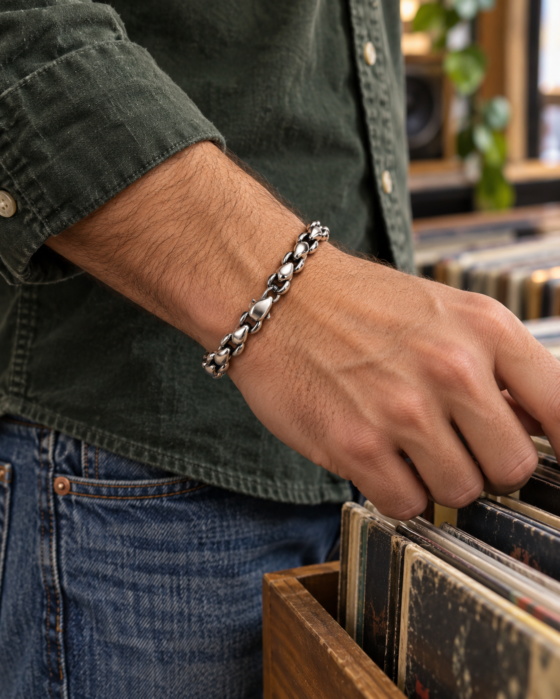 Men's Rounded Link Bracelet in 925 Sterling Silver – contextual scene, on wrist